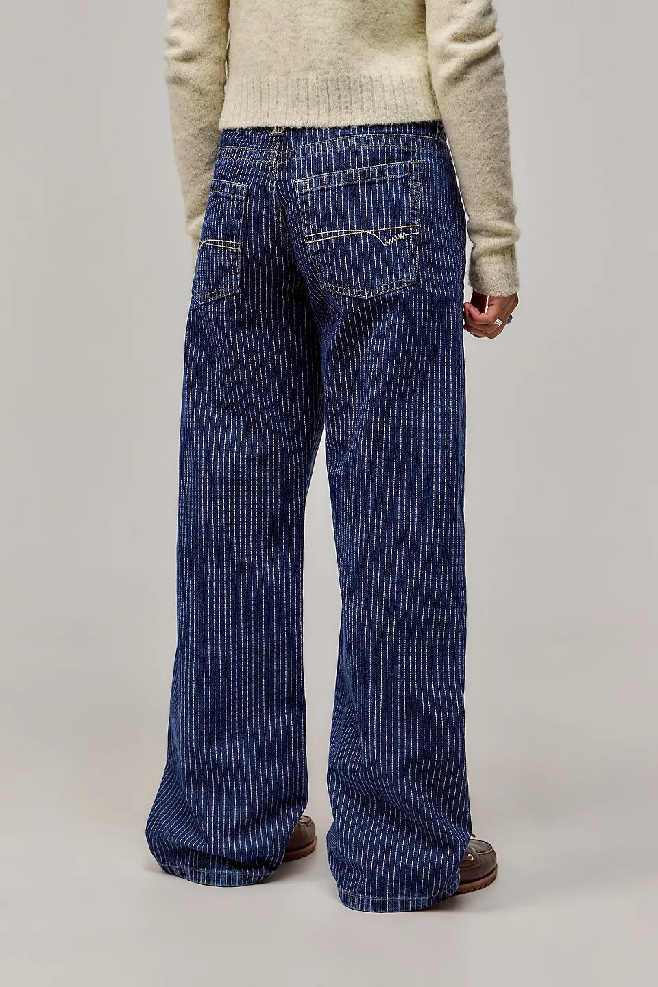 Moderne gestreepte damesbroek met wijde pijpen, combineert casual chic met ultiem comfort en urban flair.