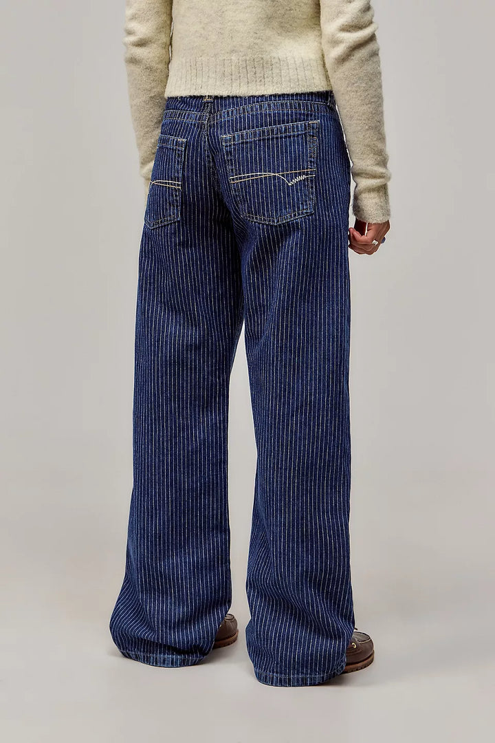 Moderne gestreepte damesbroek met wijde pijpen, combineert casual chic met ultiem comfort en urban flair.