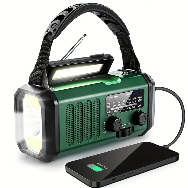 Groene SurvivorPro noodradio verbonden met een smartphone en ingeschakelde zaklamp
