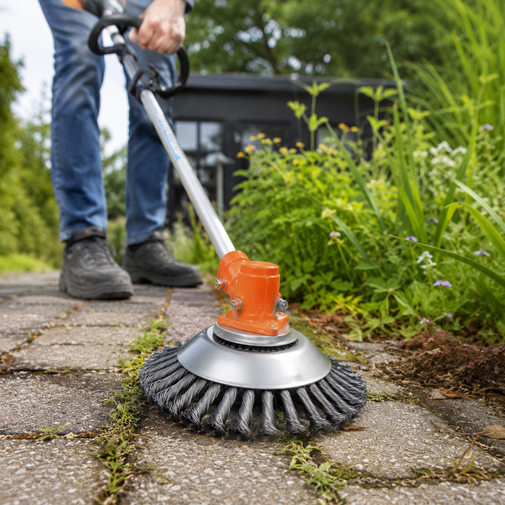 Terrasreiniger en staaldraadborstel voor het verwijderen van hardnekkig onkruid