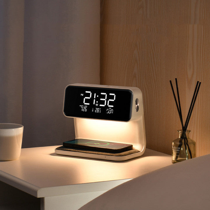 Stijlvolle nachtlamp met geïntegreerde draadloze telefoonoplader en digitale wekker, perfect voor naast bed.