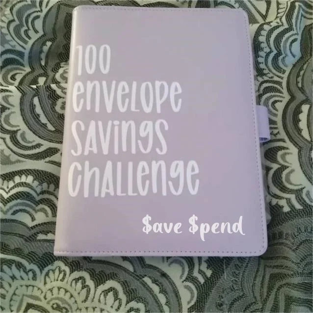 Vrouw schrijft in de AchieveTrack 100 Dagen Uitdagingsmap, voor gewoontes, succes en organisatie.