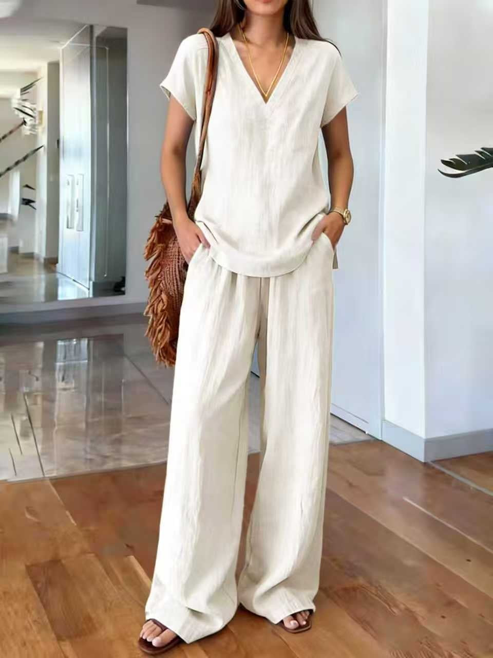Witte tweedelige set, ideaal voor een frisse en lichte look tijdens warme dagen.