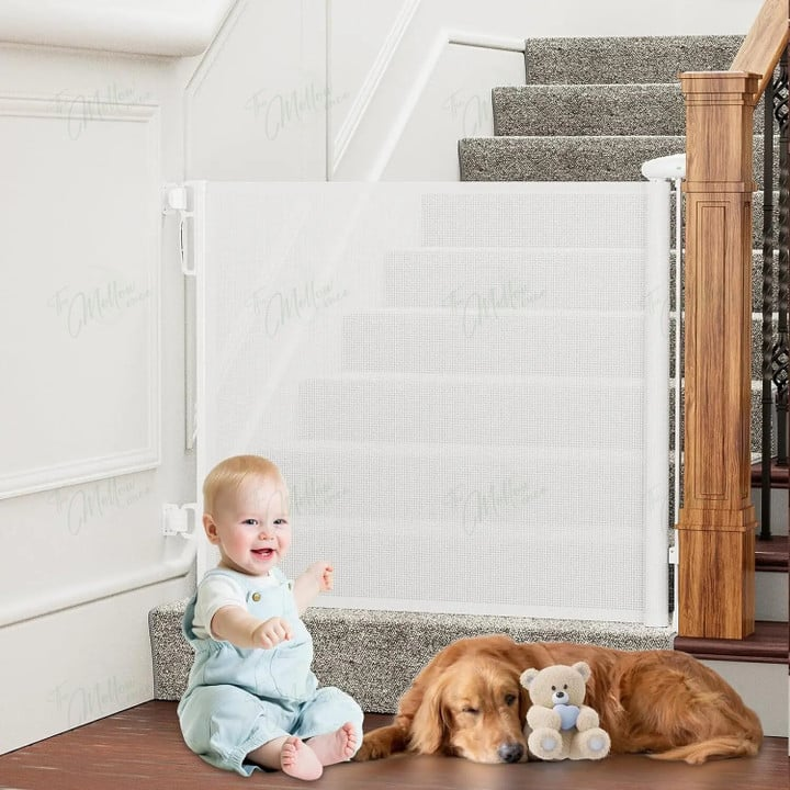 Wit uittrekbaar veiligheidshekje bij de trap met baby en hond