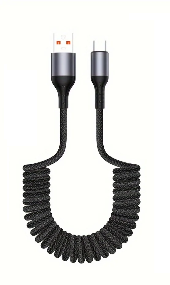 Gebruiker laadt telefoon snel op met de universele FlexCharge 100W USB-C veerkabel in de auto.