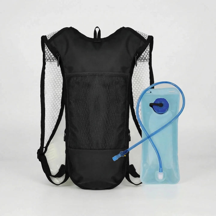 Model draagt compacte 10L fietsrugzak, ideaal voor hydratatie tijdens fietsen, wandelen of andere buitensporten.