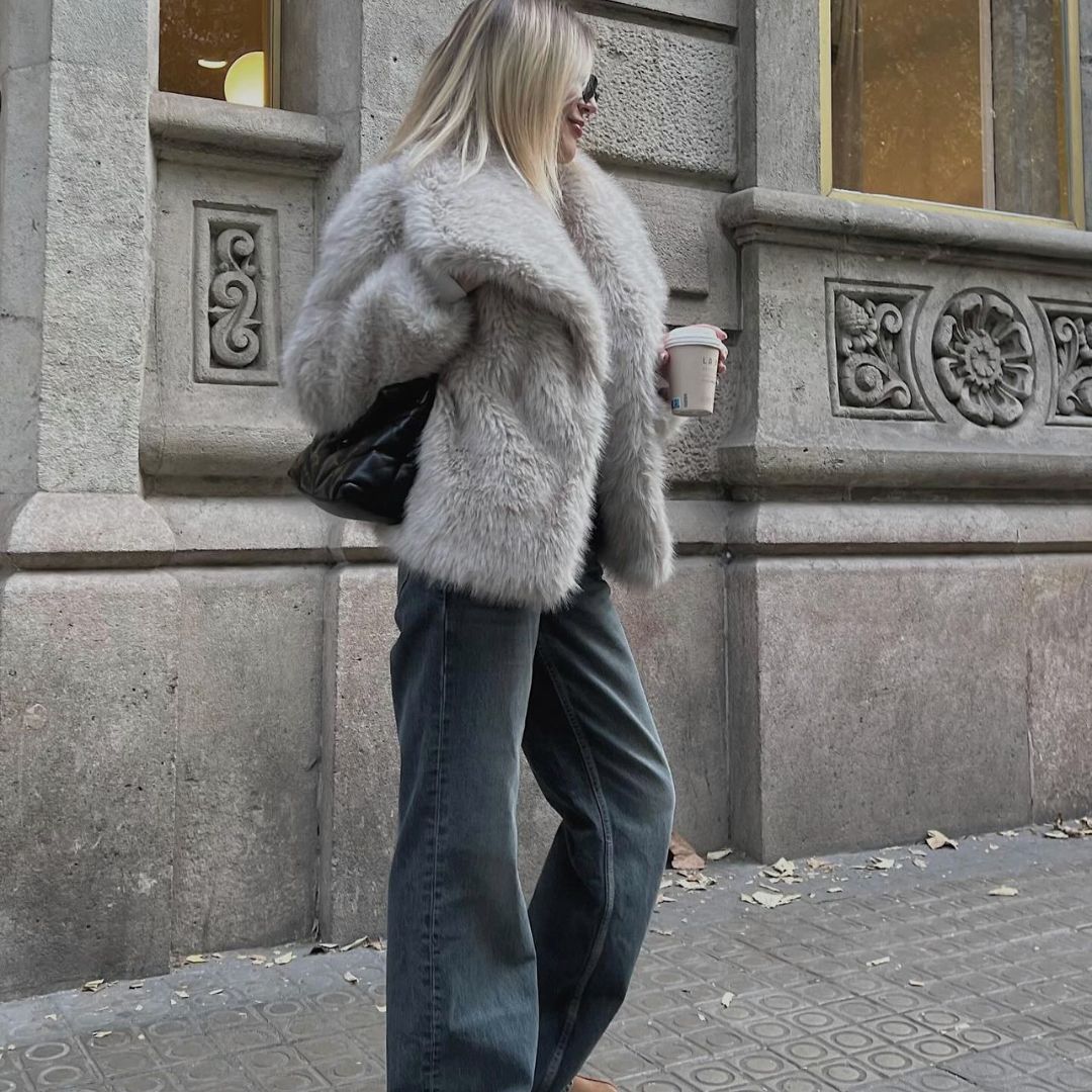 Elegante dames winterjas, details van de mouwen en manchetten, voor een complete look.