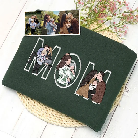 Model toont de comfortabele unisex geborduurde hoodie met persoonlijke foto, ideaal als fotocadeau.