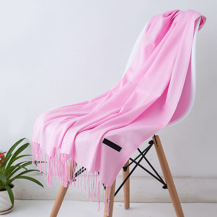 Roze dames sjaal met zachte textuur hangend over een stoel