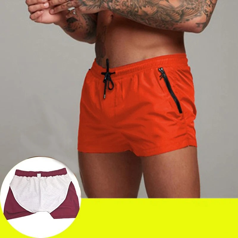 Comfortabele strandkleding voor heren getoond vanuit een ander perspectief
