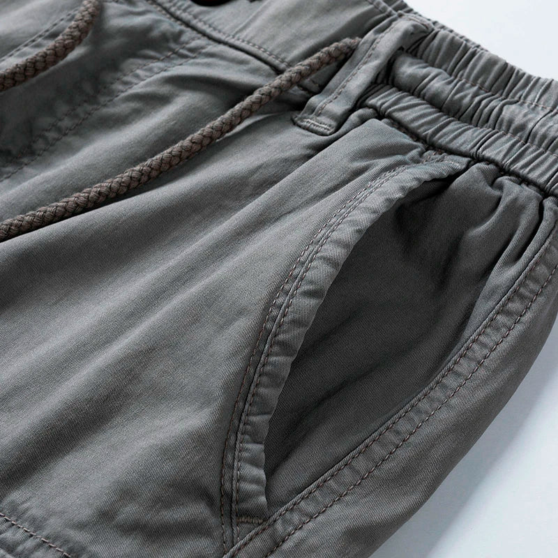 Stofdetail van de ademende katoenen korte broek voor heren in khaki
