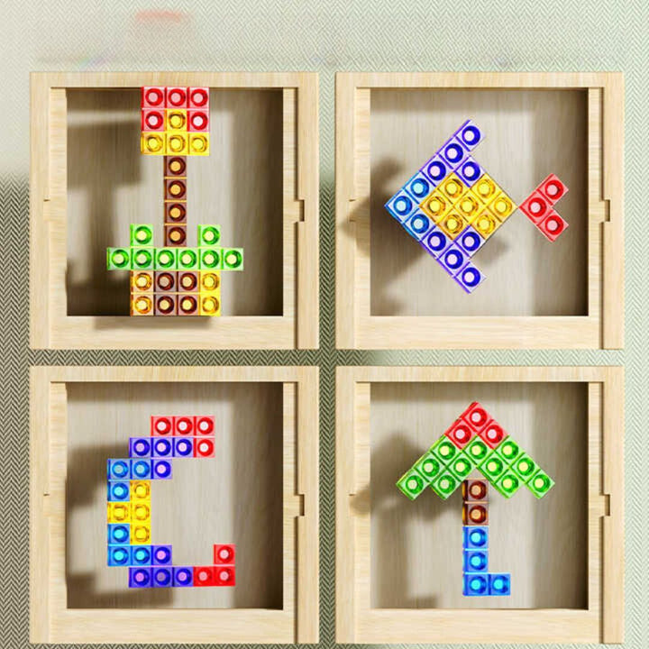 Spelers leggen houten tetris puzzelstukken in het houten bord voor een breinbreker