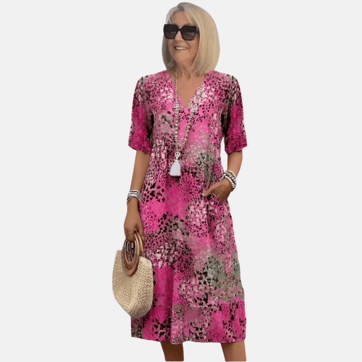 Detailopname van de print en zachte stof op de dames vintage zomerjurk met V-hals