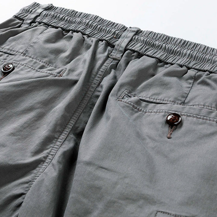 Modieuze herenkleding: grijze korte broek gecombineerd voor een casual look