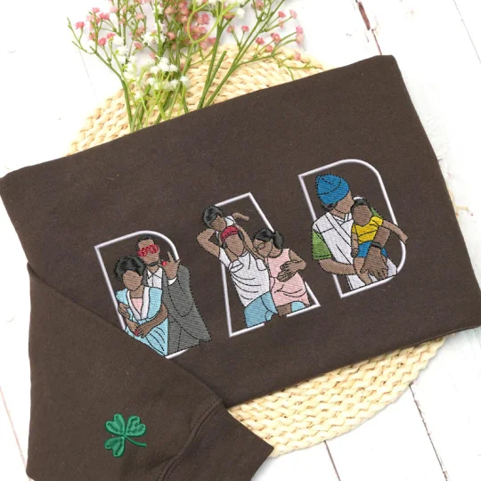 Uniek vaderdag of moederdag fotocadeau: een gepersonaliseerde geborduurde hoodie met dierbare herinnering.
