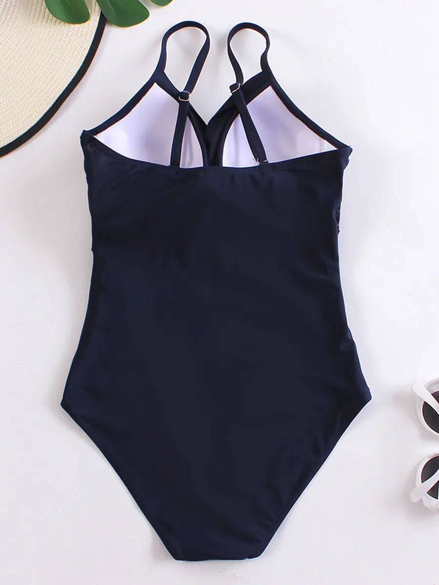 Eenvoudig en elegant plus-size dames badpak. Comfortabele zwemkleding in grote maten met een trendy design.