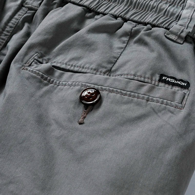 Duurzame stiksels en afwerking op de pijp van een cargoshort