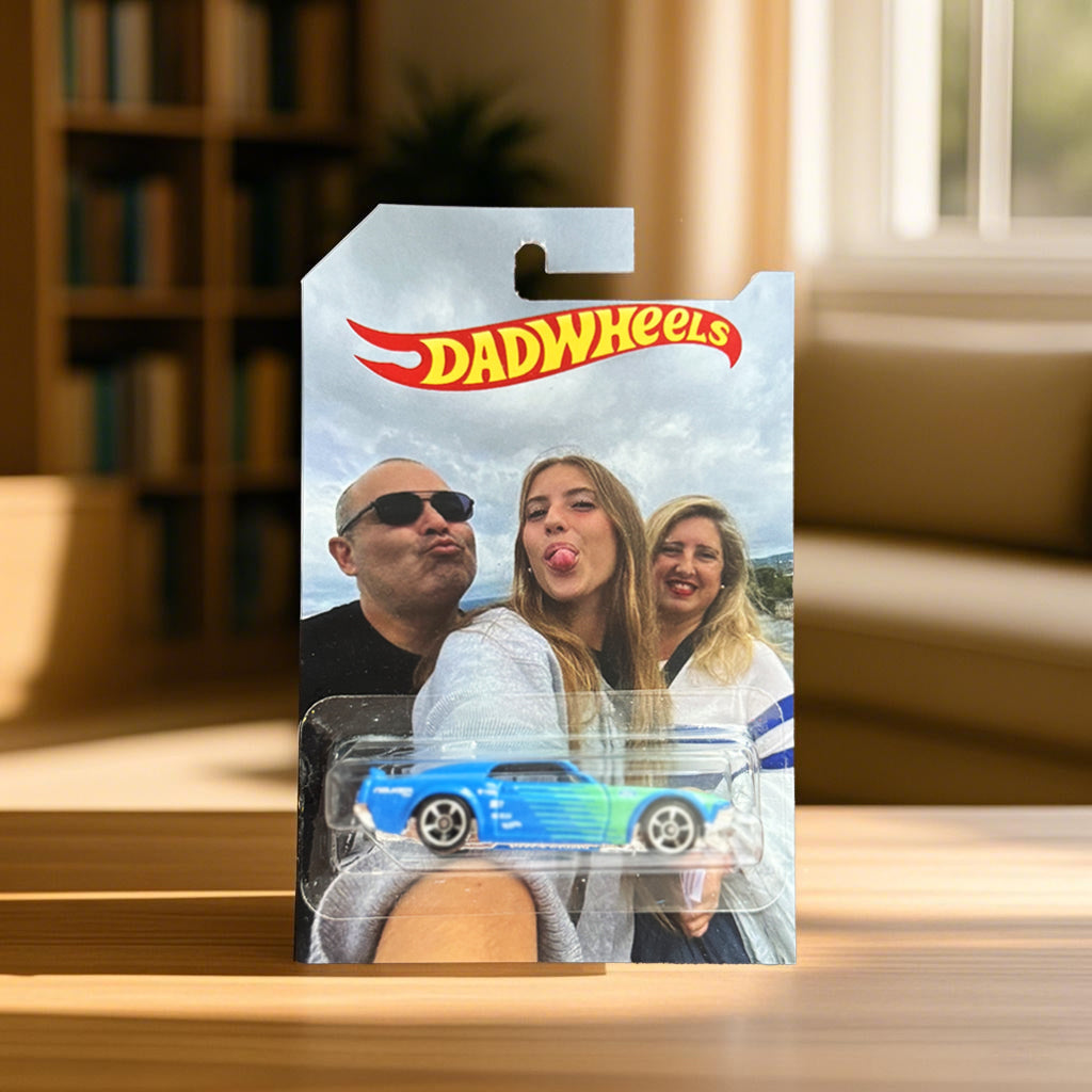 Kartonnen gepersonaliseerde verpakking voor speelgoedauto, ideaal Vaderdag cadeau. Met eigen tekst.