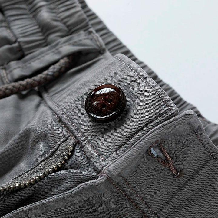 Comfortabele zomerse herencargoshort getoond in een neutrale kleur