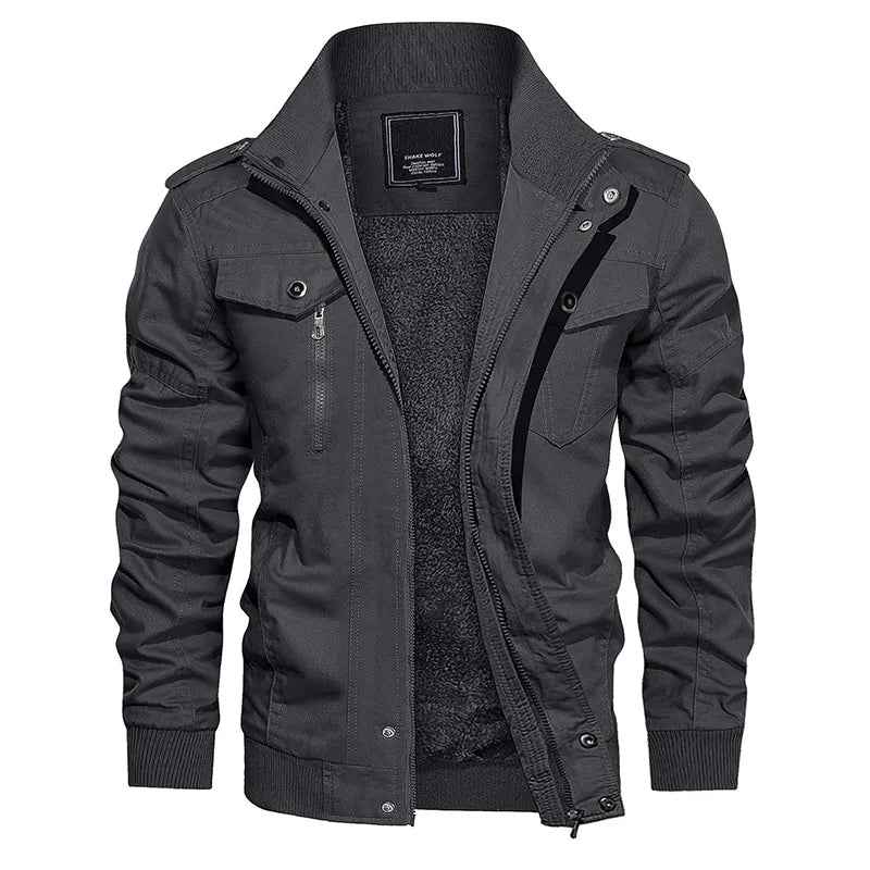 Modieuze herenjas voor de winter in bomberstijl op een pop