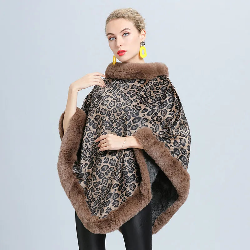 Vooraanzicht van een elegante damestrui poncho in khaki tinten