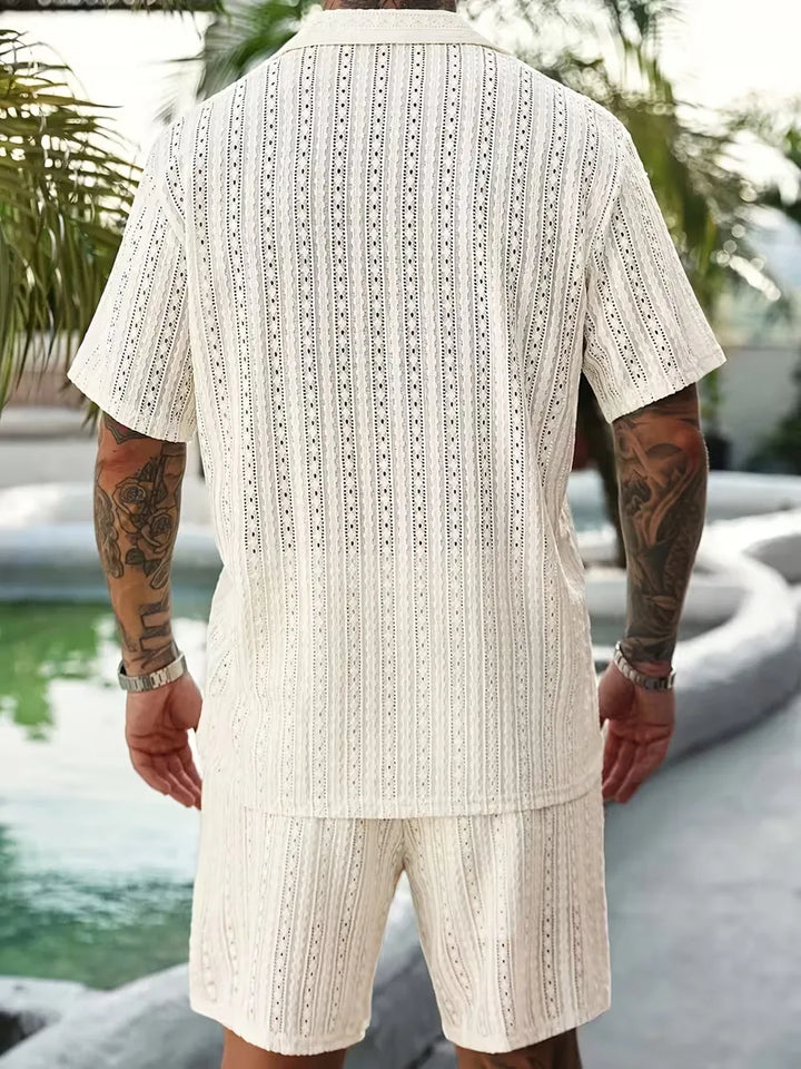 Stijlvolle gebreide heren strandset bestaande uit een shirt met korte mouwen en comfortabele shorts