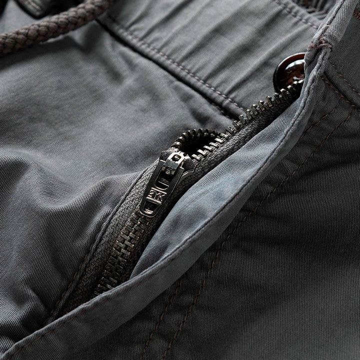 Functionele zakdetails op een praktische korte broek voor outdooractiviteiten