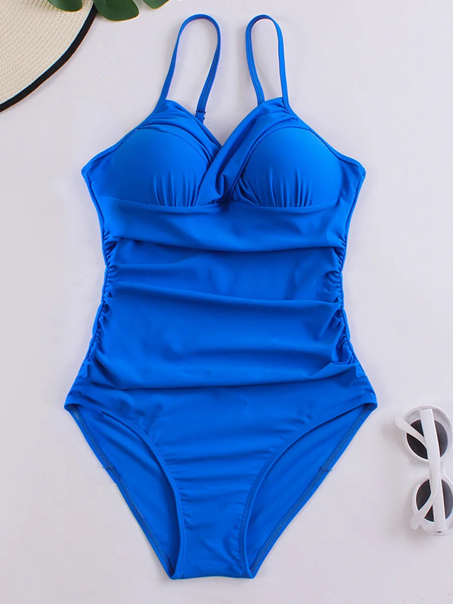 Detail van trendy plus-size badpak voor dames. Kwalitatieve zwemkleding in grote maten, comfortabel voor zwemmode.