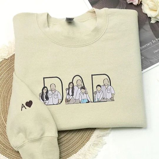 Twee gepersonaliseerde geborduurde hoodies met unieke foto's, perfect voor koppels of als gedeelde herinnering.