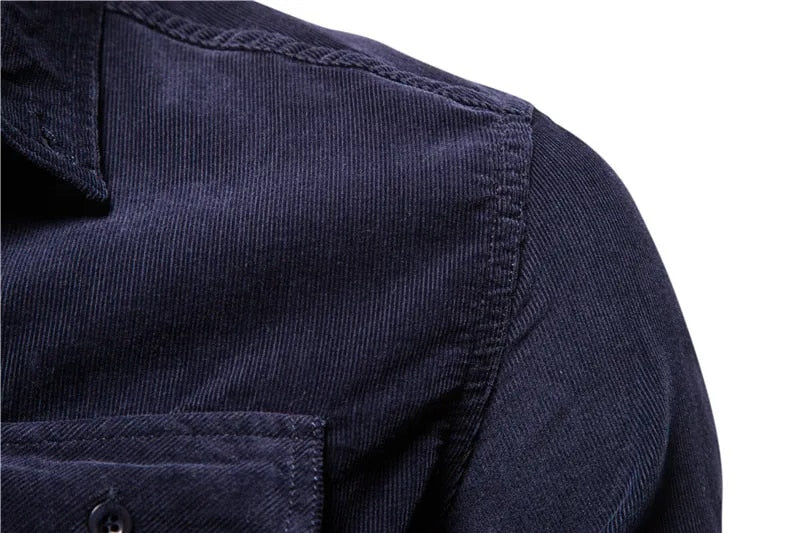Detailopname van de stof en knopen op een heren overhemd voor casual looks