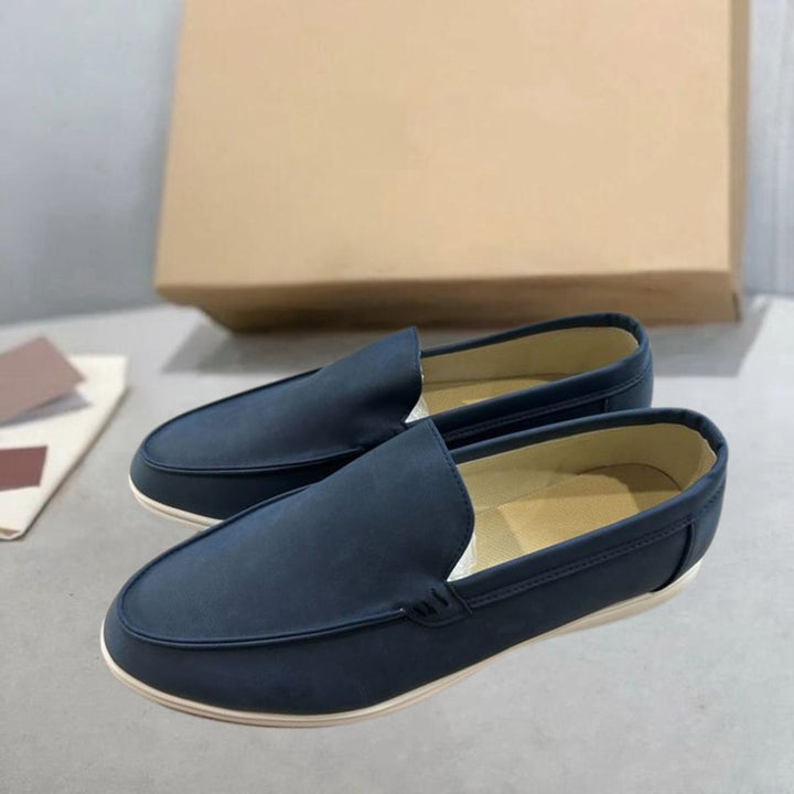 Luxe old money stijl heren loafers, getoond vanuit een schuine hoek