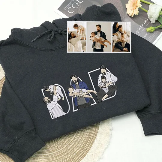 Unisex geborduurde hoodie met persoonlijke foto, klaar om te dragen. Een warm en persoonlijk geschenk.