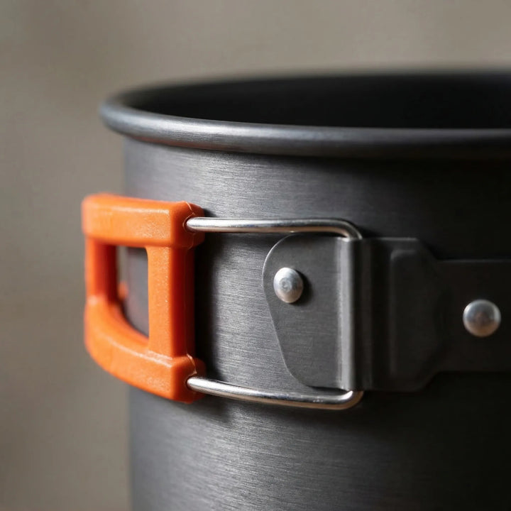 Lichtgewicht kampeerkookset voor backpacken en wandelen. Compact nestbaar ontwerp, perfect voor buitenavontuur.