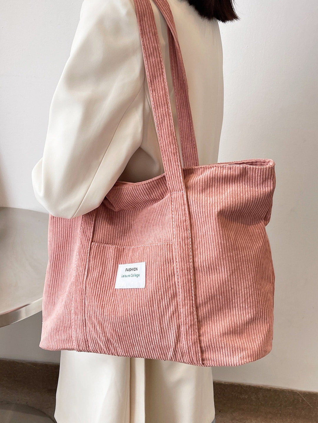 Ruime werktas voor dames, ook een modieuze totebag en schoudertas. Geschikt voor dagelijks gebruik.