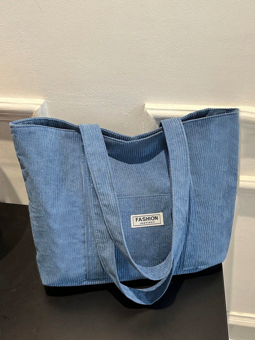 Grote dames tas, een ruime totebag die dient als schoudertas voor school en werk. Modieus en functioneel.