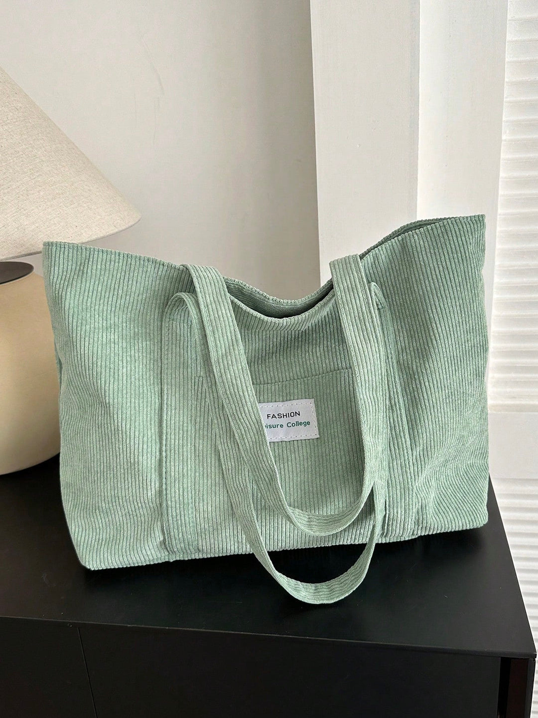 Grote schoudertas voor dames, een ruime totebag. Perfect als studententas of casual werktas.