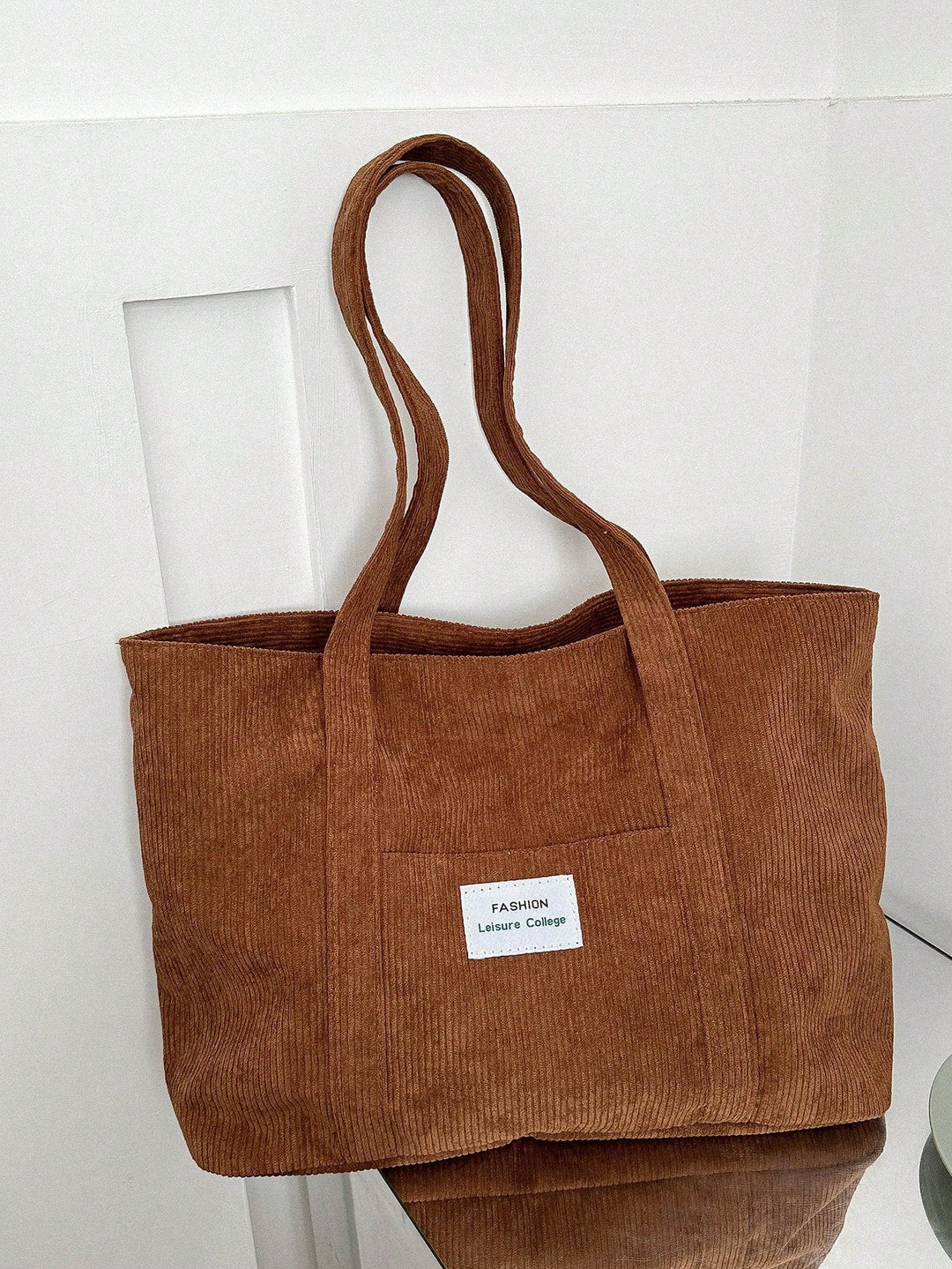 Modieuze dames totebag, groot formaat. Geschikt als schooltas en werktas. Comfortabele schoudertas.