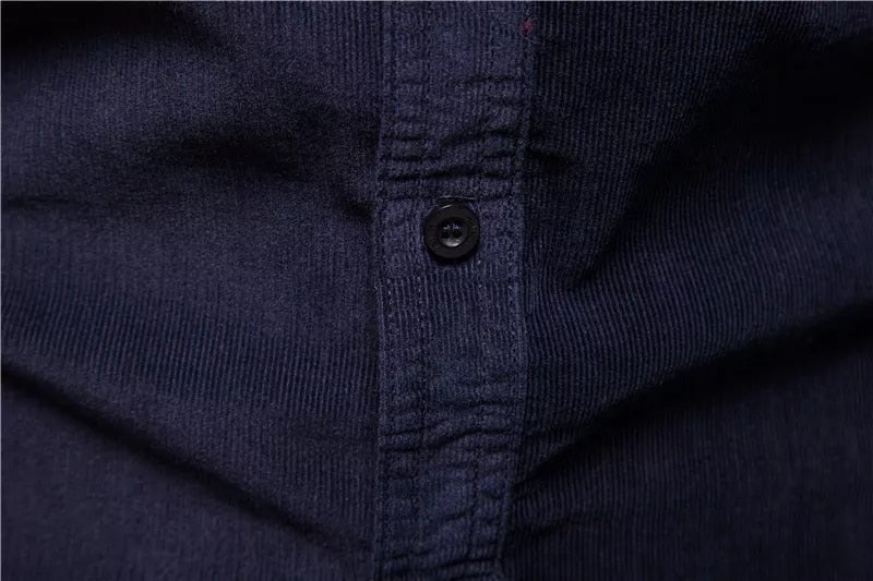 Stijf en netjes gestyled herenoverhemd voor een casual maar verzorgde outfit