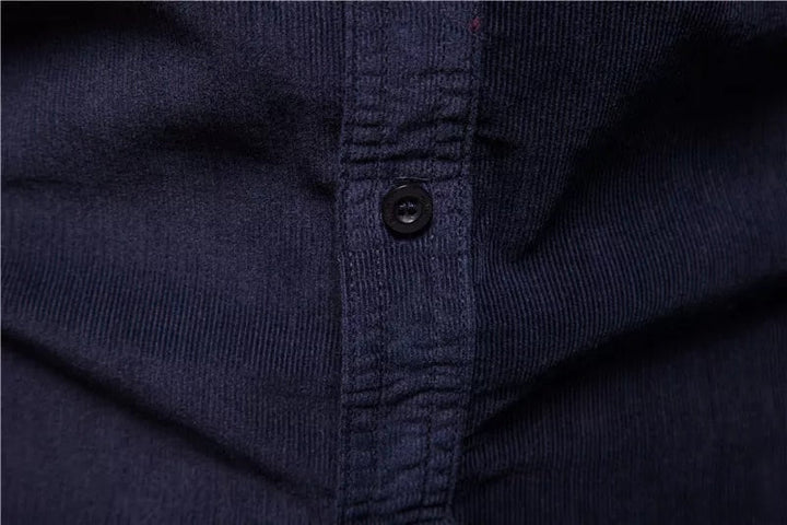 Stijf en netjes gestyled herenoverhemd voor een casual maar verzorgde outfit