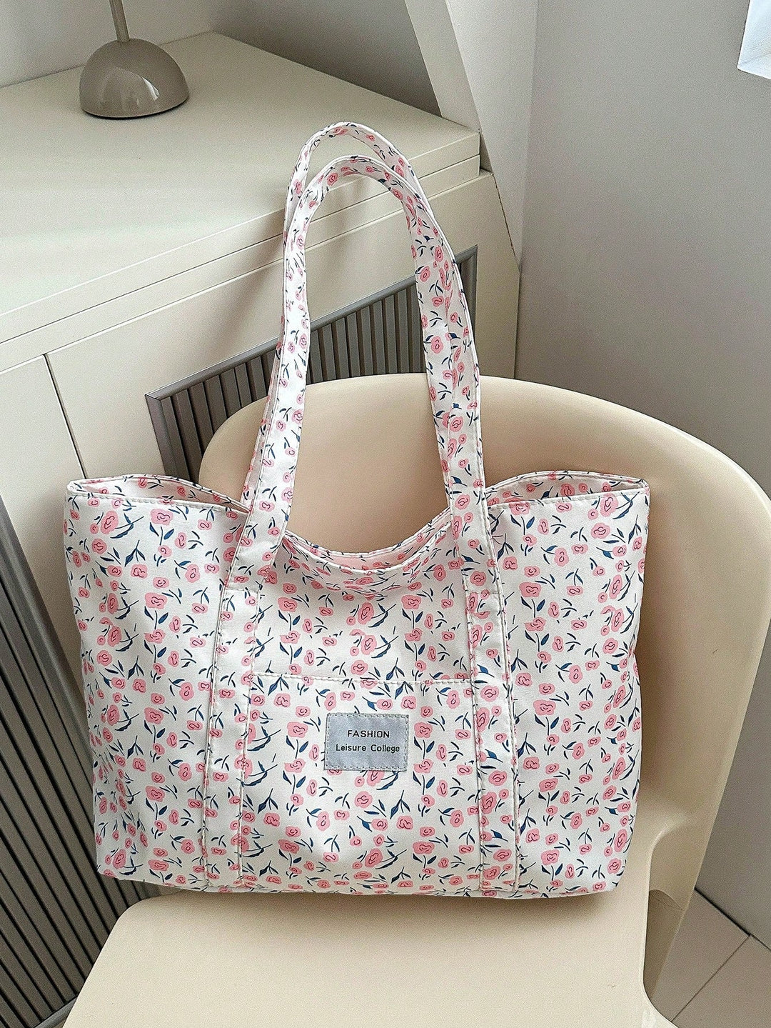 Dames schooltas: Grote en ruime totebag. Comfortabele schoudertas, ook perfect als werktas.