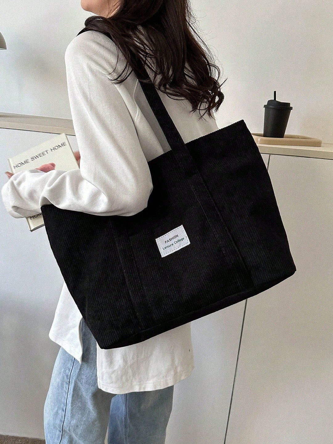 Praktische dames schoudertas, een grote totebag. Geschikt als schooltas of ruime werktas.