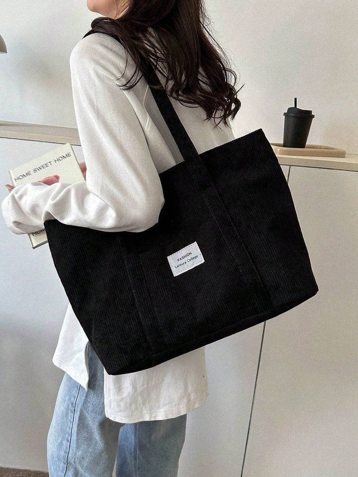 Praktische dames schoudertas, een grote totebag. Geschikt als schooltas of ruime werktas.