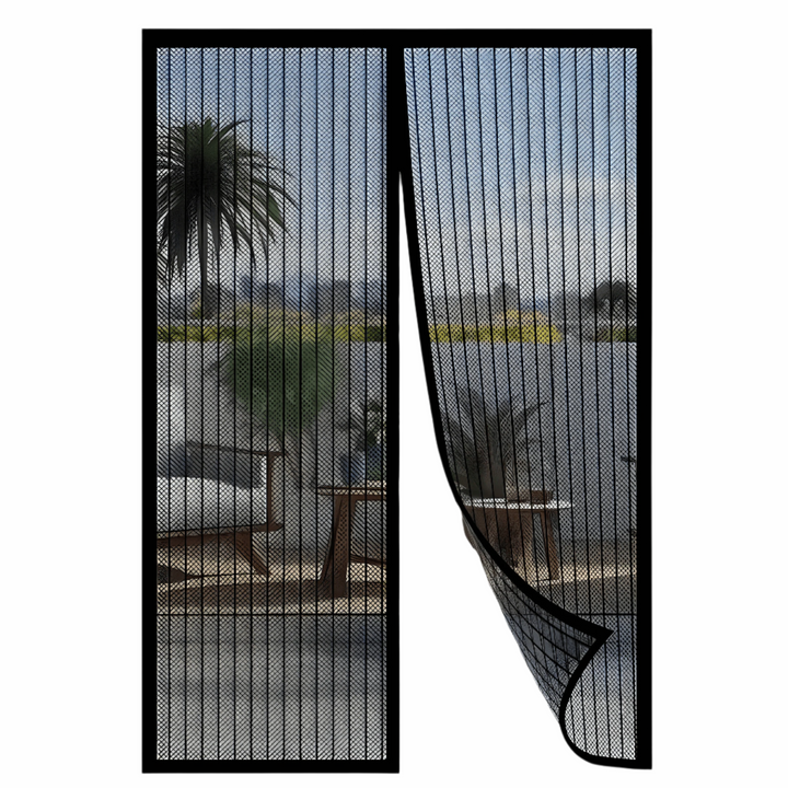 Magnetisch deurmuggennet in zwarte kleur, half open met uitzicht op terras.