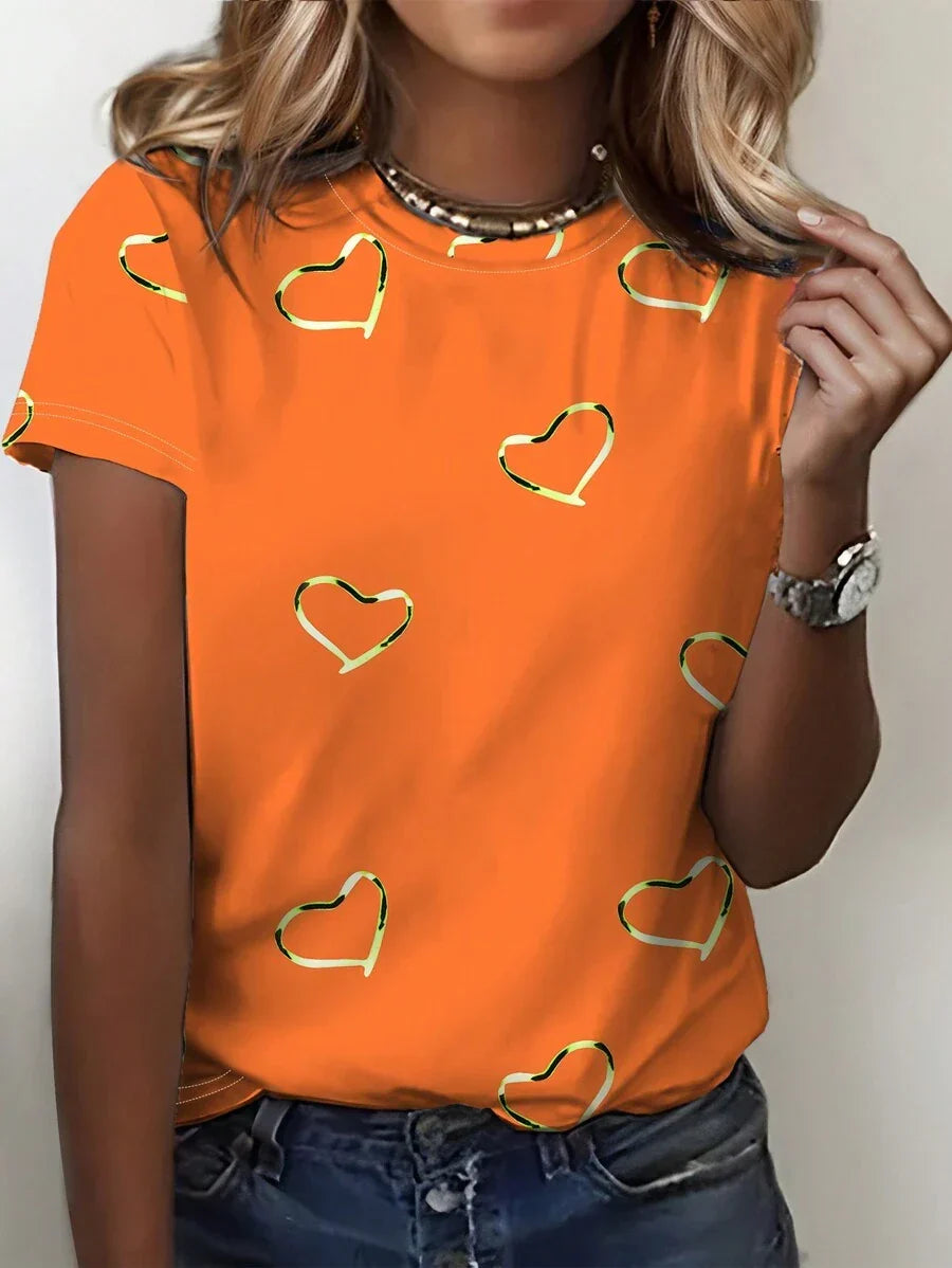 Model draagt een oranje dames T-shirt met hartjesprint