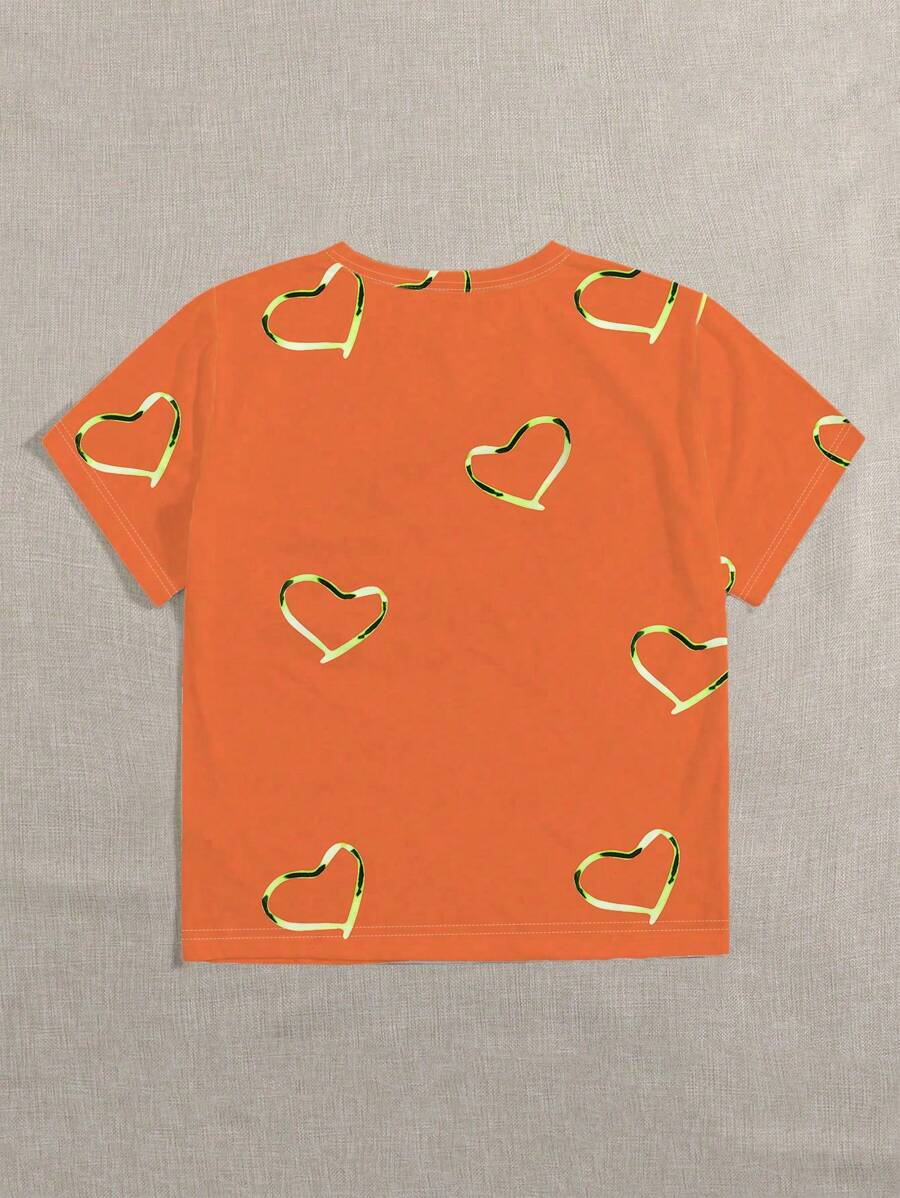 Detailweergave van de achterkant van het oranje T-shirt