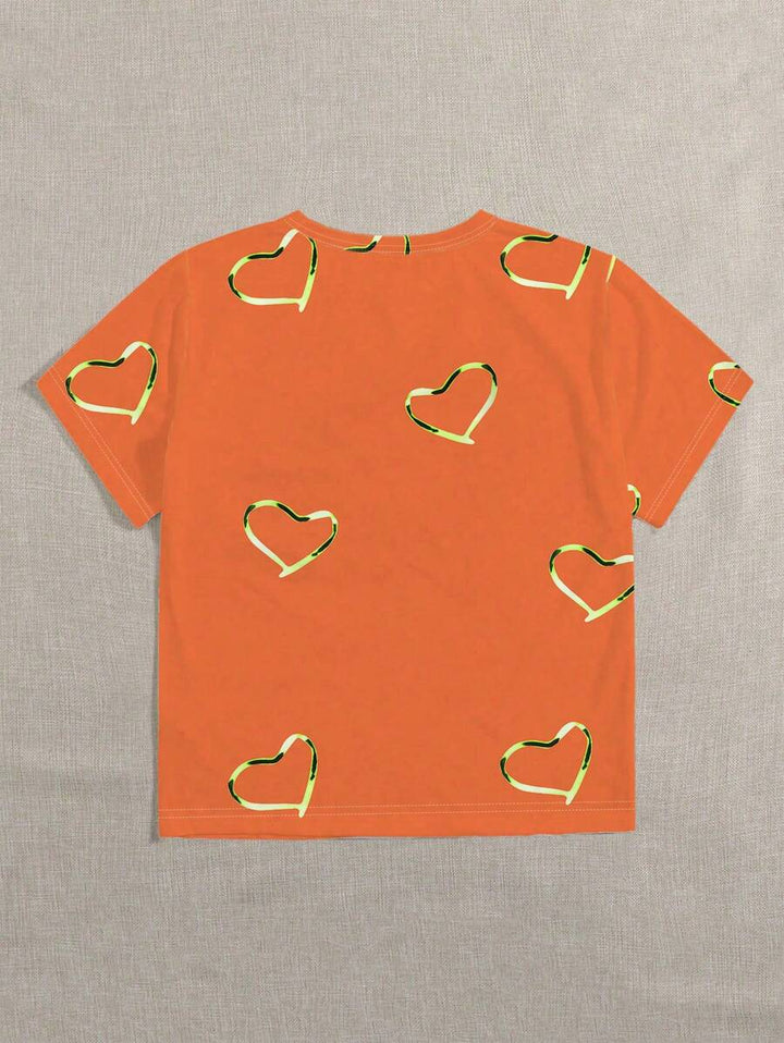 Detailweergave van de achterkant van het oranje T-shirt