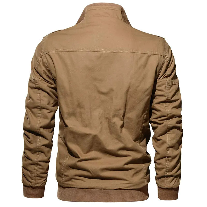 Heren winter bomberjas getoond in combinatie met casual broek