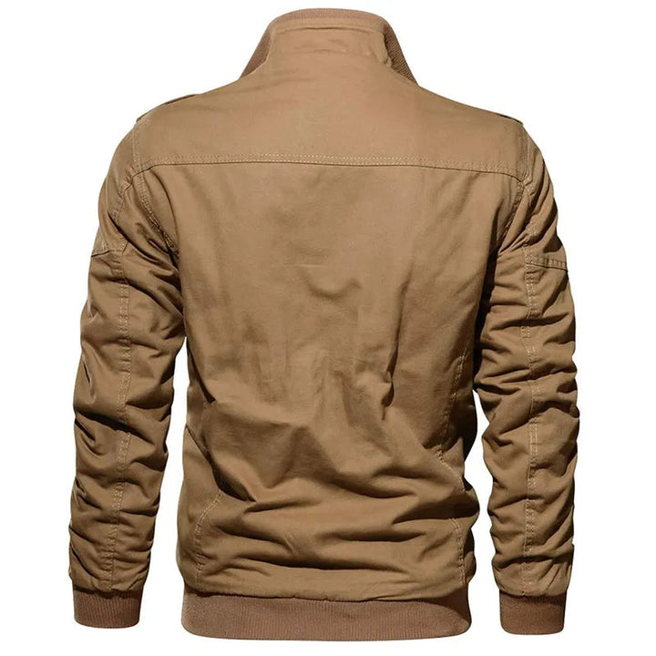 Heren winter bomberjas getoond in combinatie met casual broek