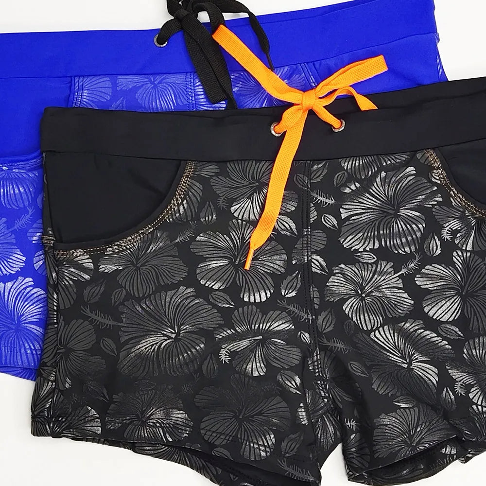 Zijaanzicht van de strakke heren zwemkleding voor een optimaal beeld