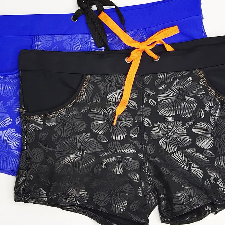 Zijaanzicht van de strakke heren zwemkleding voor een optimaal beeld